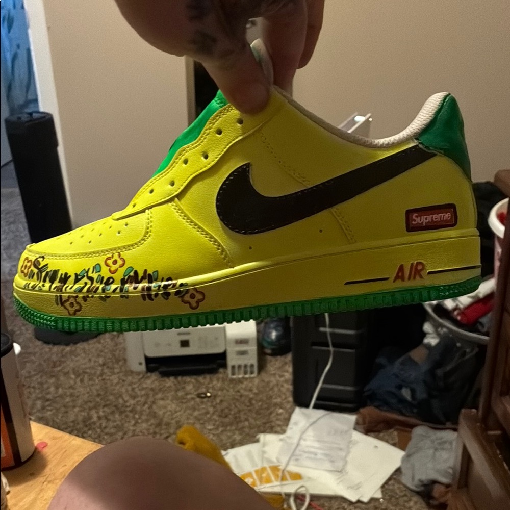 Supreme Nike Air Force 1 Low Sneakers